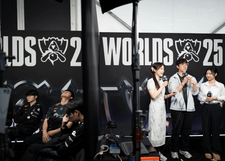 一墙之隔！摄影Tim分享GEN对战T1比赛结束后两队后台